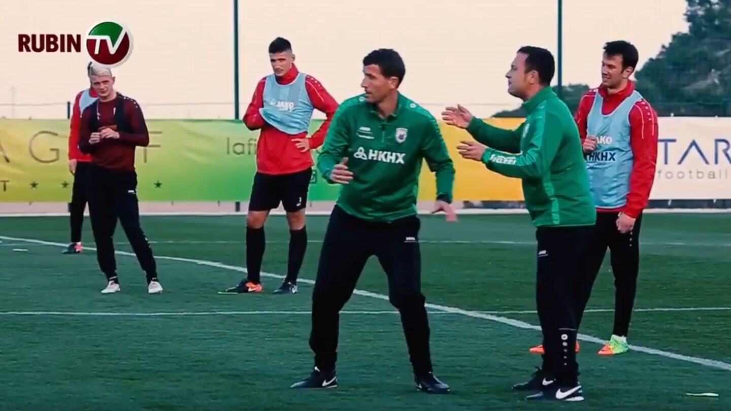 Javi Gracia y su traductor durante un entrenamiento del Rubin Kazan