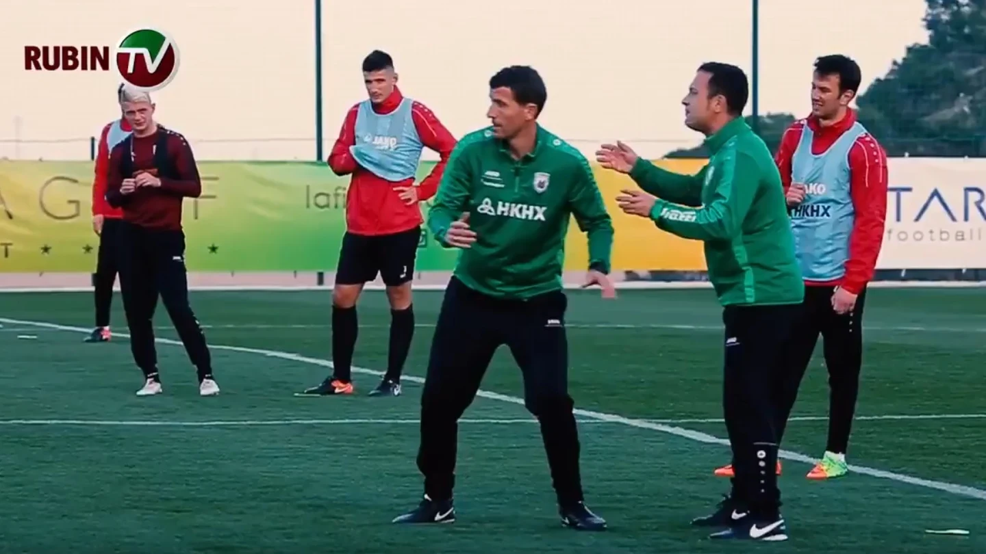 Javi Gracia y su traductor durante un entrenamiento del Rubin Kazan Javi Gracia y su traductor durante un entrenamiento del Rubin Kazan