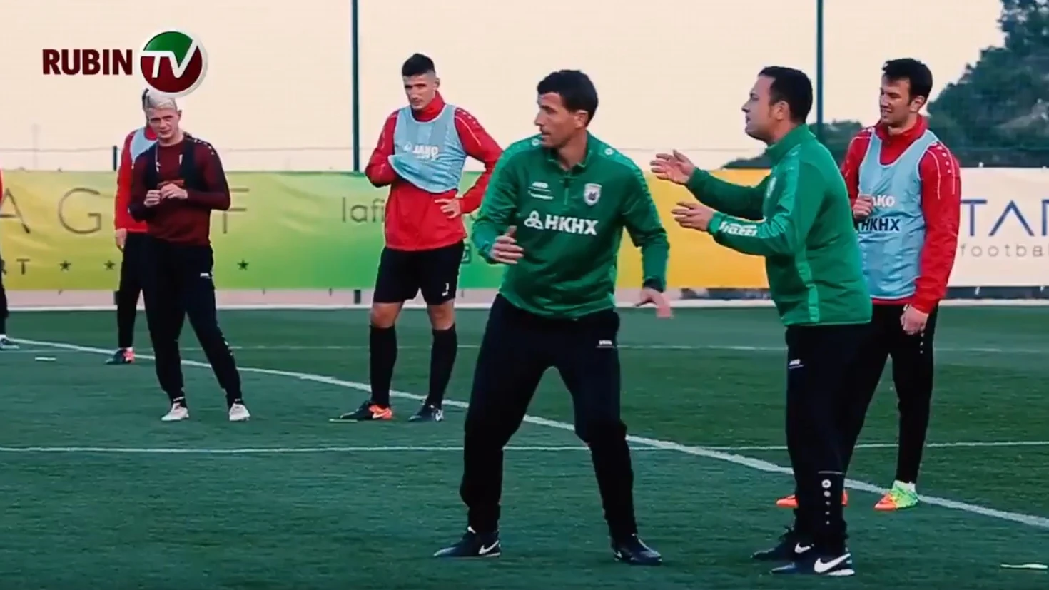 Javi Gracia y su traductor durante un entrenamiento del Rubin Kazan Javi Gracia y su traductor durante un entrenamiento del Rubin Kazan