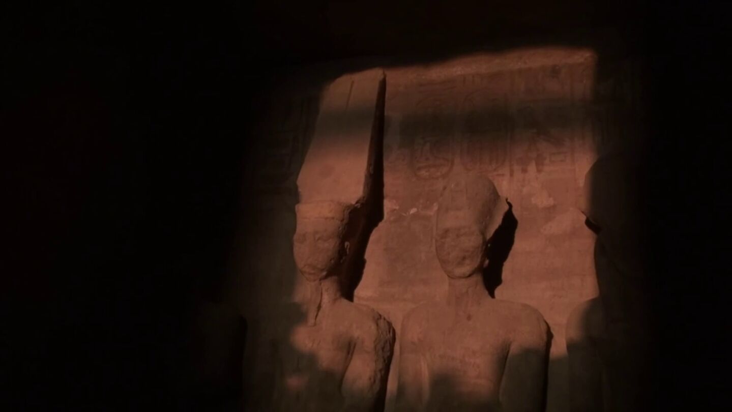 La luz del amanecer ilumina el rostro de Rams&eacute;s II en el templo de Abu Simbel