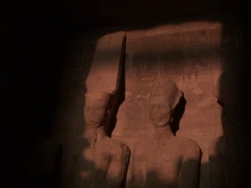 La luz del amanecer ilumina el rostro de Ramsés II en el templo de Abu Simbel La luz del amanecer ilumina el rostro de Ramsés II en el templo de Abu Simbel