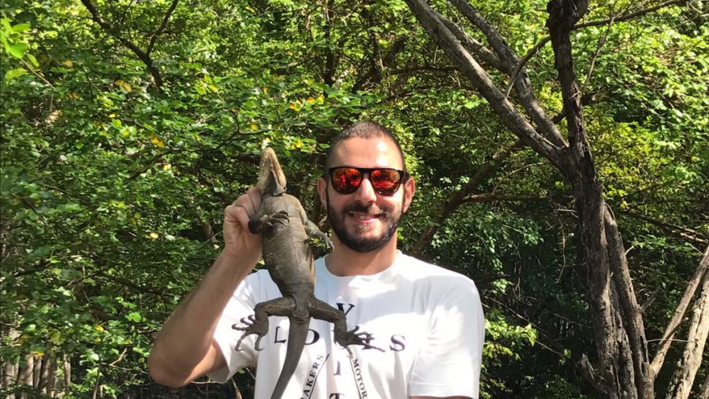 Benzema con la iguana en peligro de extinci&oacute;n