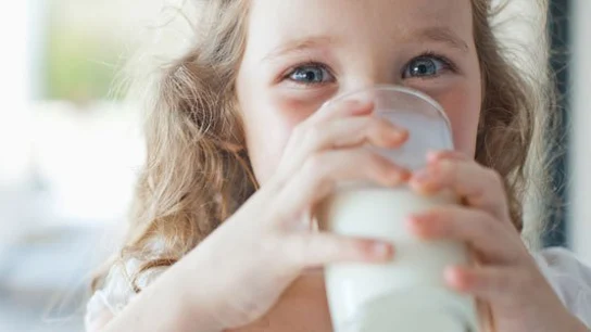 Niña bebiendo leche Niña bebiendo leche