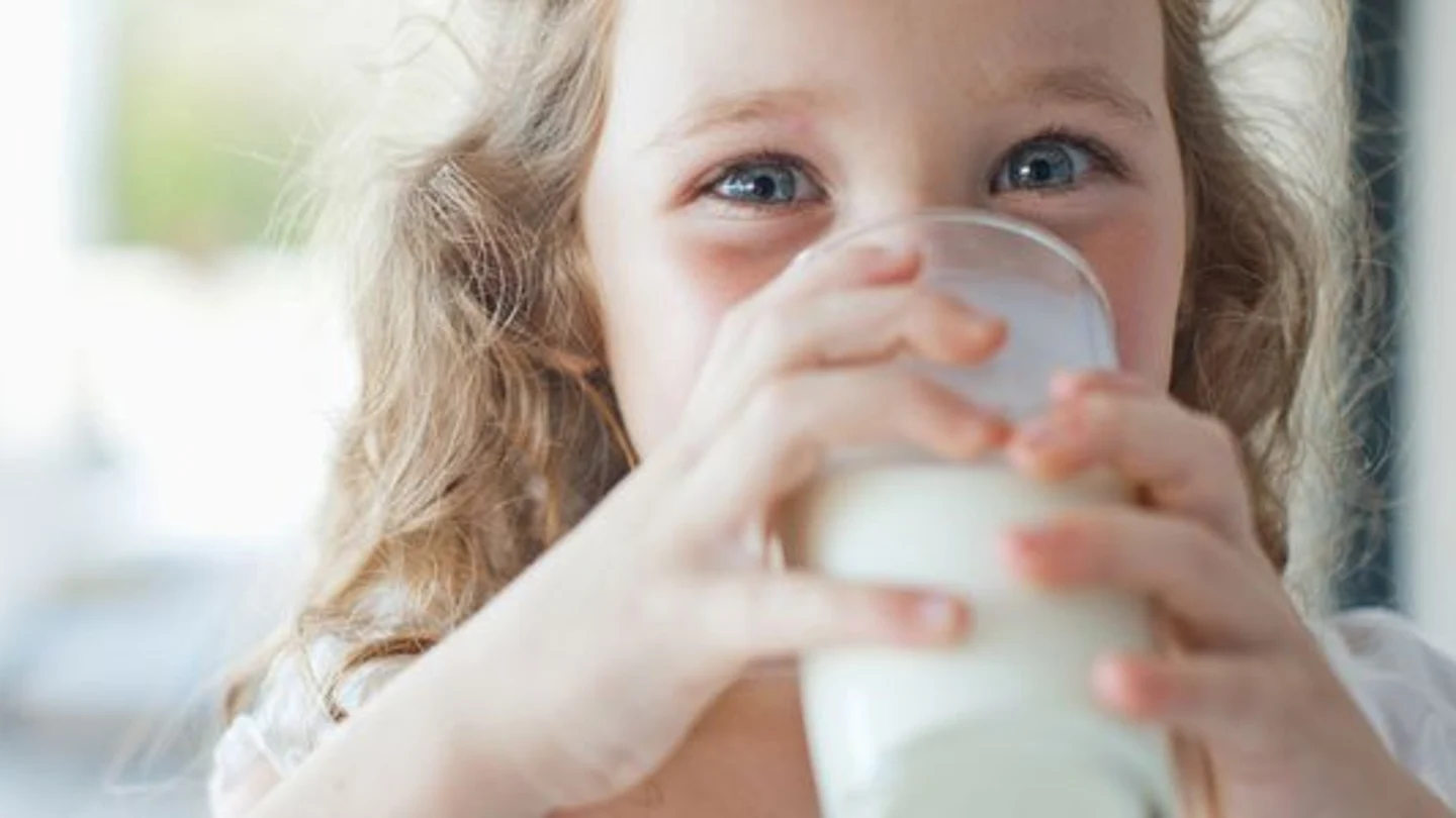Niña bebiendo leche Niña bebiendo leche