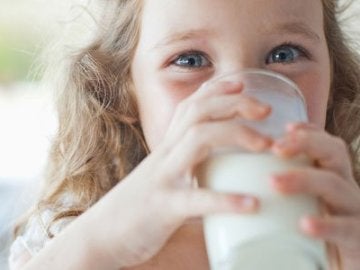 Niña bebiendo leche Niña bebiendo leche