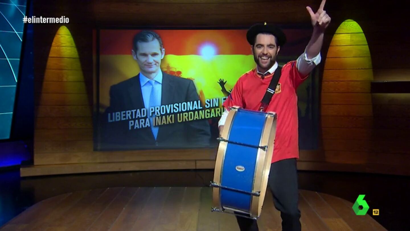 Frame 118.307148 de: Dani 'el del bombo' y Wyoming celebran la no retirada del pasaporte a Urdangarin: "C&oacute;mo no te voy a querer, si vas a viajar por Europa con Ryanair"