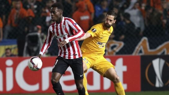 I&ntilde;aki Williams pelea un bal&oacute;n ante el APOEL de Nicosia