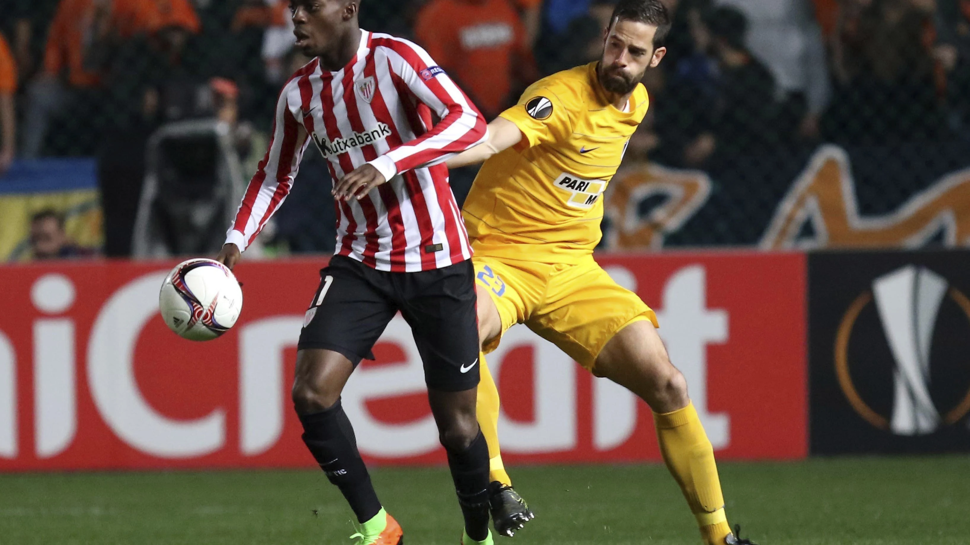 Iñaki Williams pelea un balón ante el APOEL de Nicosia Iñaki Williams pelea un balón ante el APOEL de Nicosia