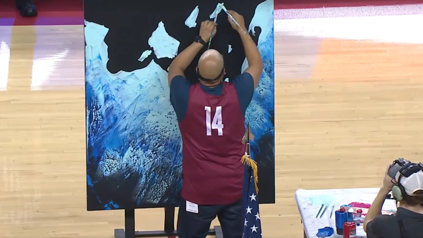 Joe Everson, el artista que pintó un cuadro mientras cantaba el himno de EEUU Joe Everson, el artista que pintó un cuadro mientras cantaba el himno de EEUU