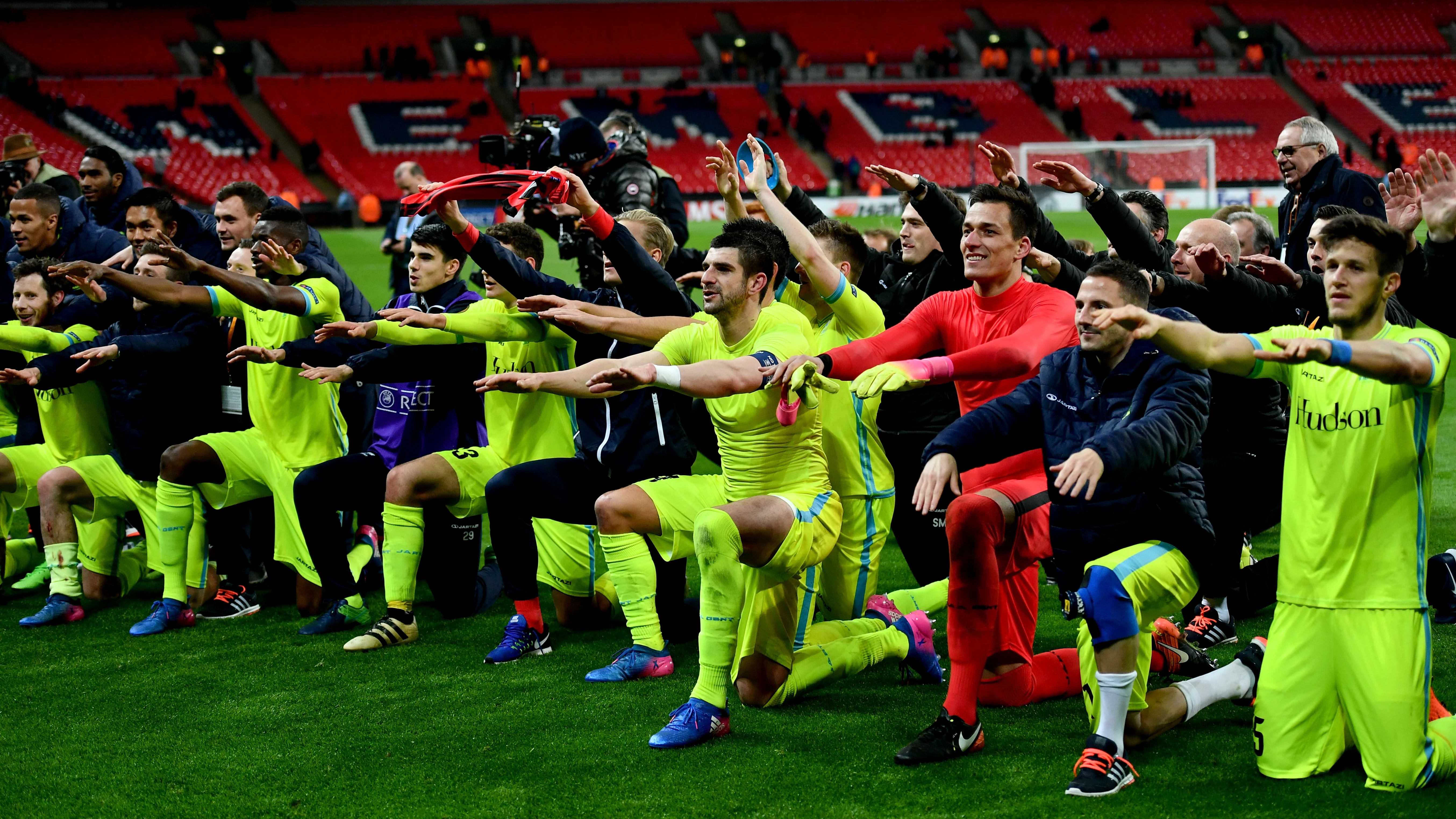 Los jugadores del Gante celebran el pase a octavos en Wembley