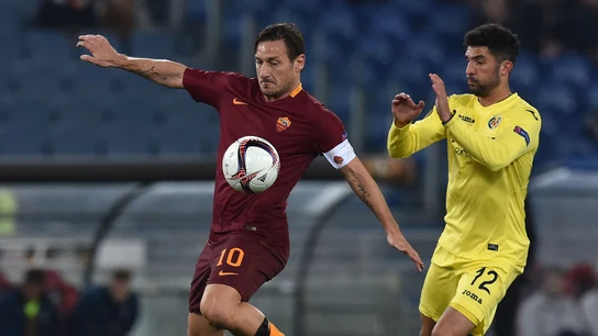 Francesco Totti pelea un balón con Mussachio Francesco Totti pelea un balón con Mussachio