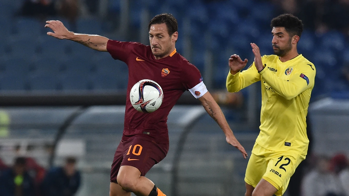 Francesco Totti pelea un balón con Mussachio Francesco Totti pelea un balón con Mussachio