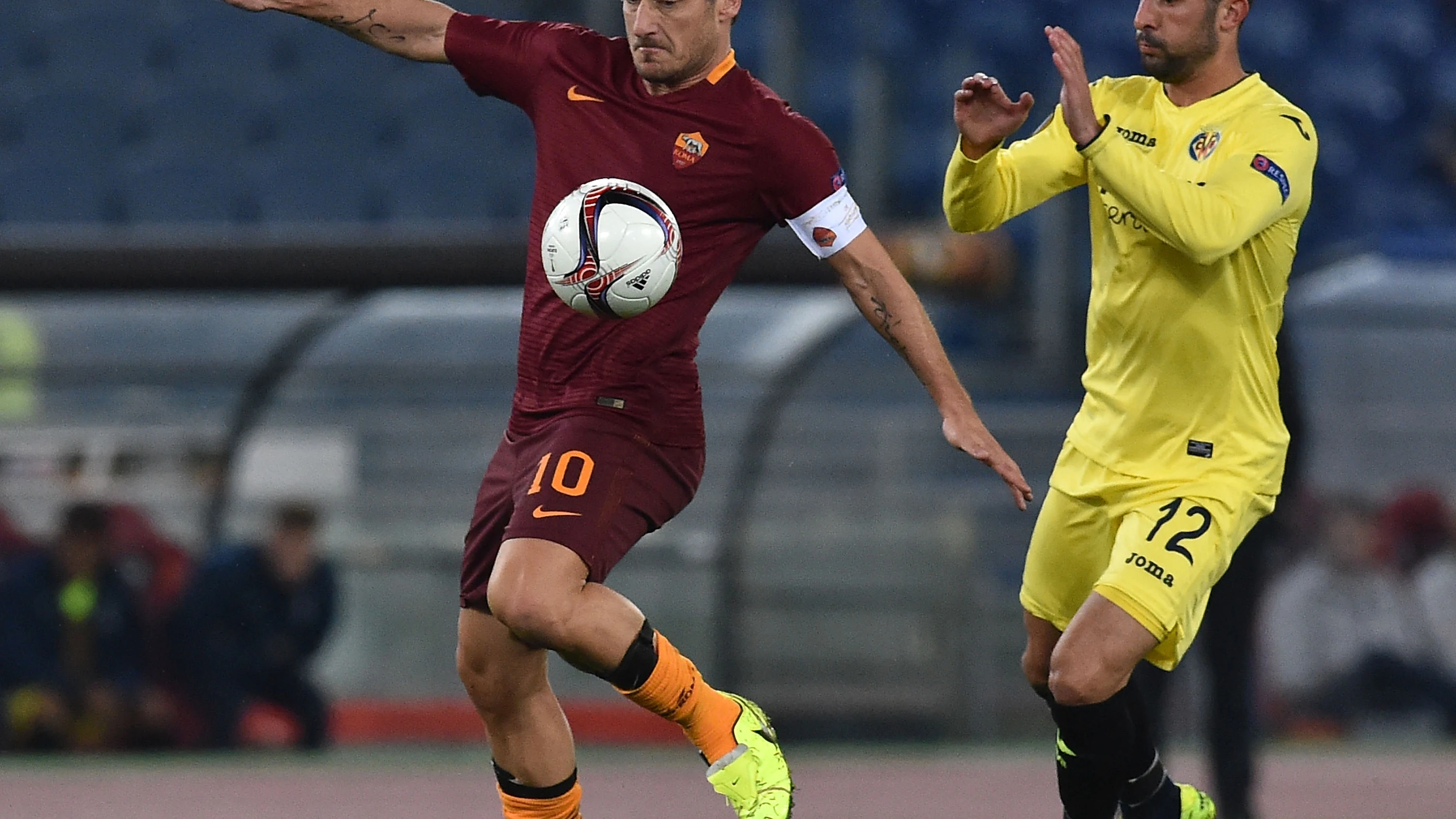 Francesco Totti pelea un balón con Mussachio Francesco Totti pelea un balón con Mussachio
