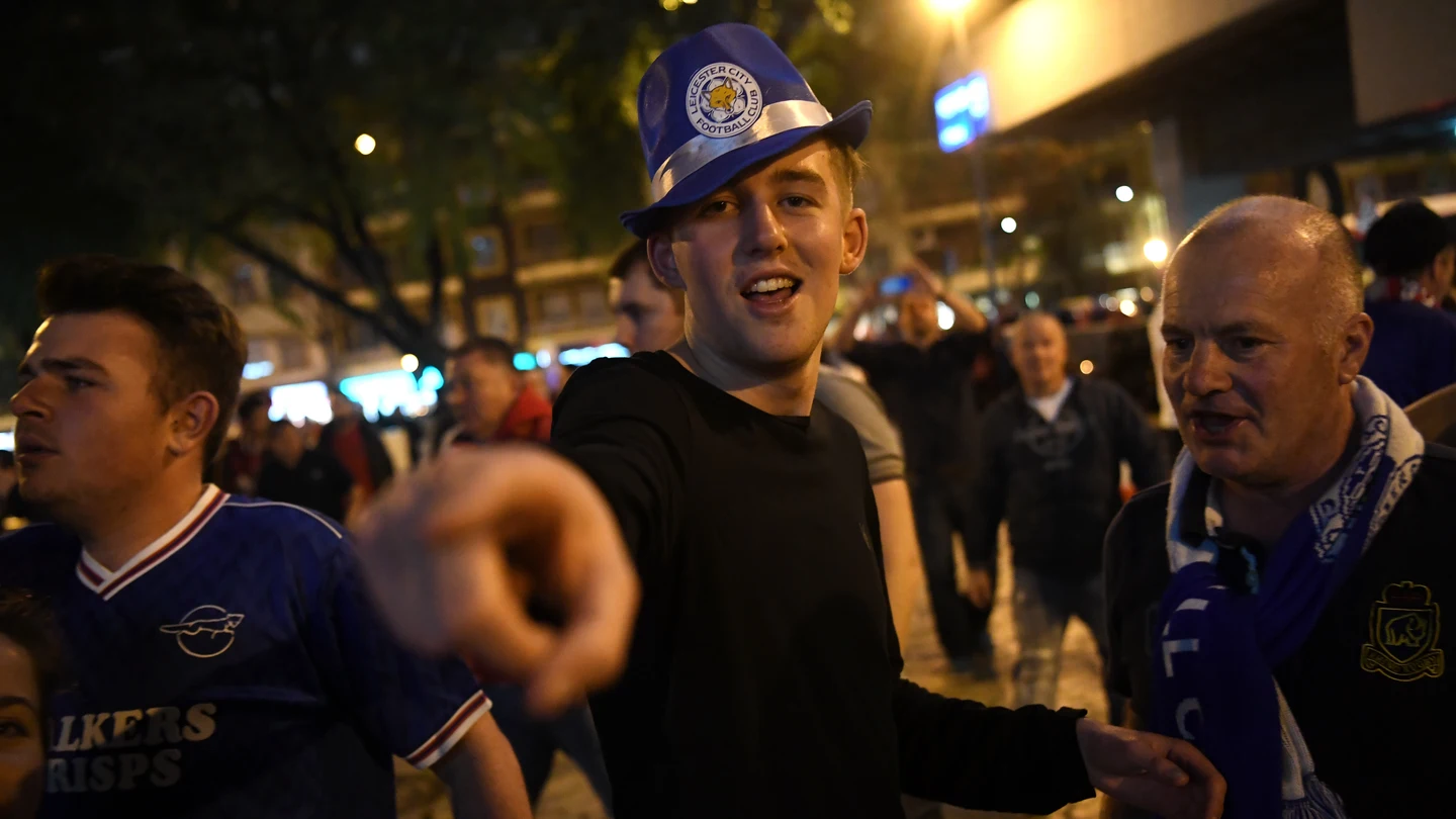 Varios aficionados del Leicester, antes del partido contra el Sevilla en el Pizjuán Varios aficionados del Leicester, antes del partido contra el Sevilla en el Pizjuán