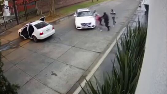 Frame 38.537461 de: Escalofriantes im&aacute;genes de una mujer secuestrada a plena luz del d&iacute;a