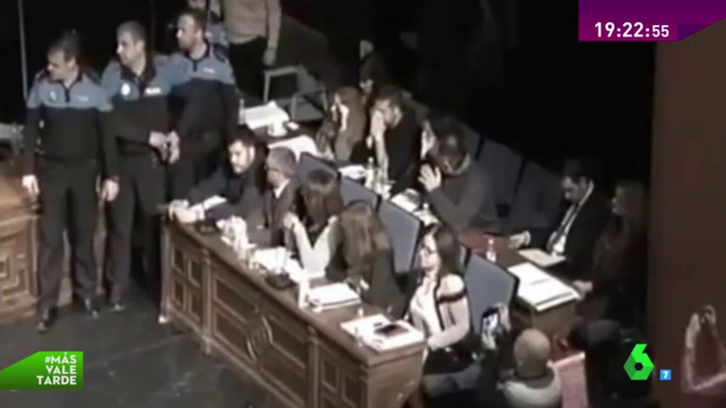 Frame 145.378586 de: El alcalde de Alcorc&oacute;n suspende un pleno tras la bronca por intentar repetir una votaci&oacute;n