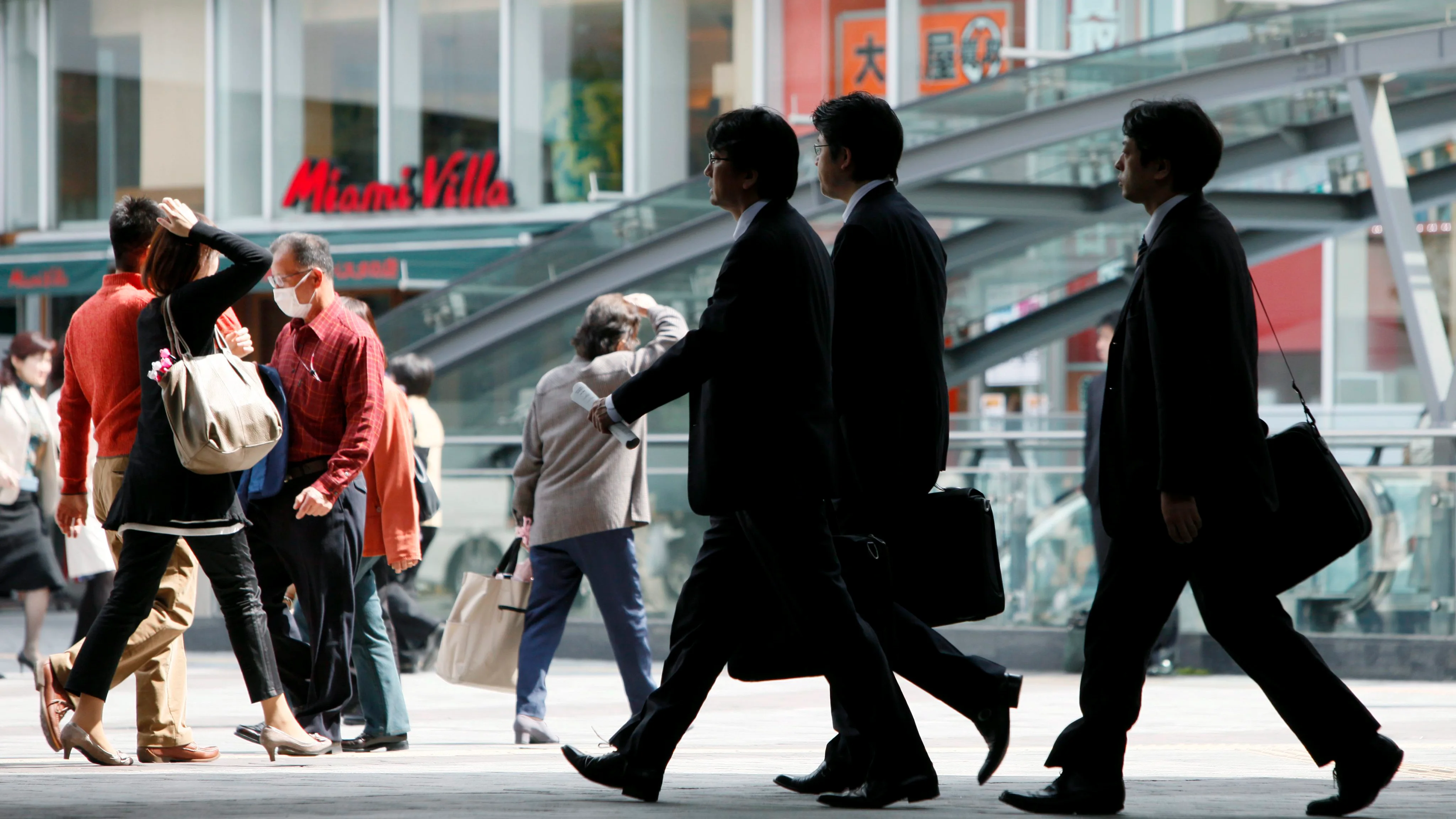 Empresarios caminan por una calle en Tokio (Japón)