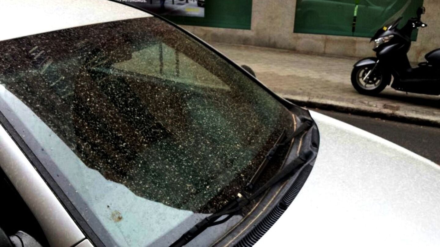 Coche sobre el que ha ca&iacute;do una lluvia de barro