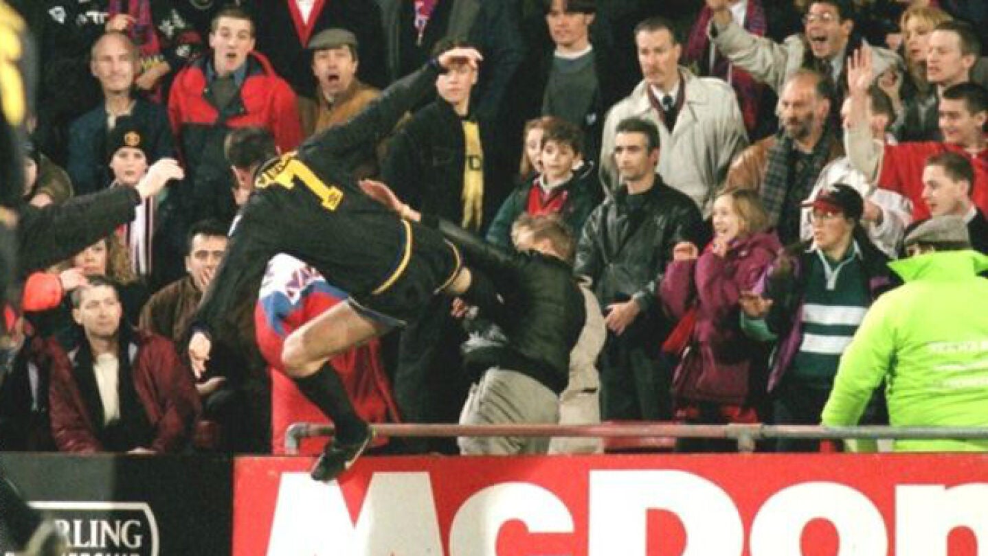 Cantona da una patada a un aficionado