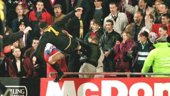 Cantona da una patada a un aficionado