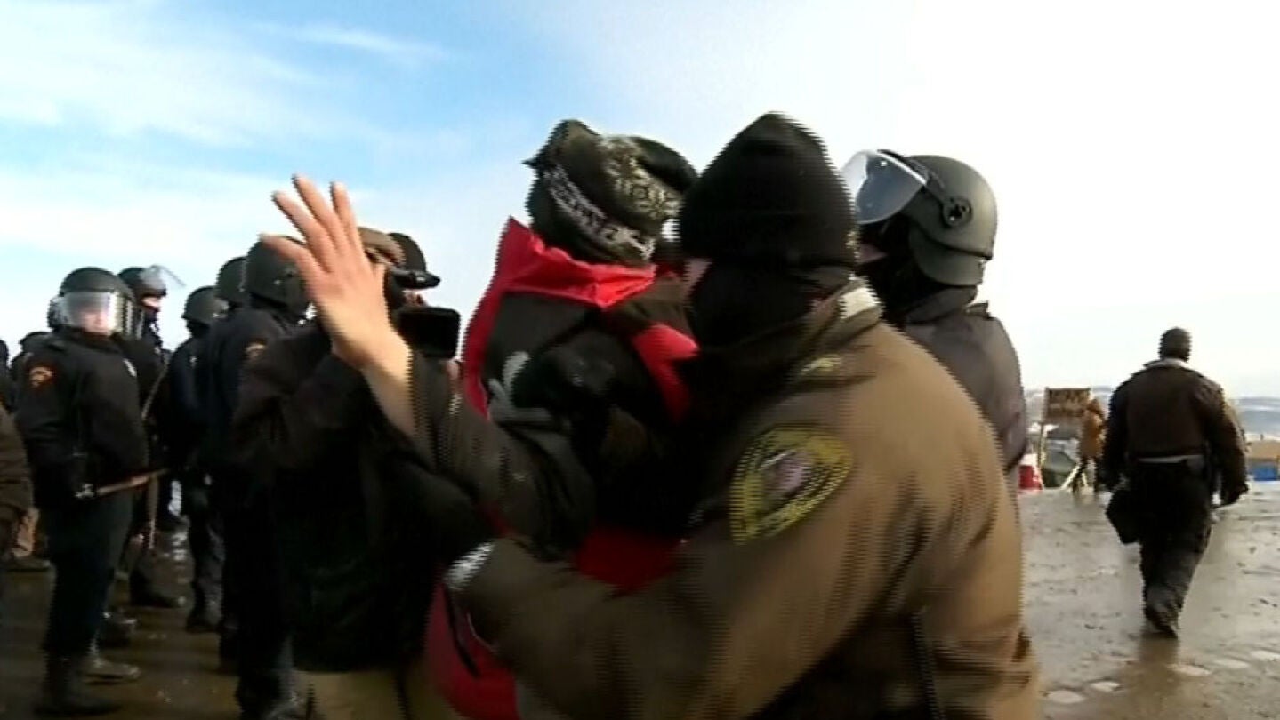 Detenci&oacute;n de un activista que protestaba contra el oleoducto en Dakota