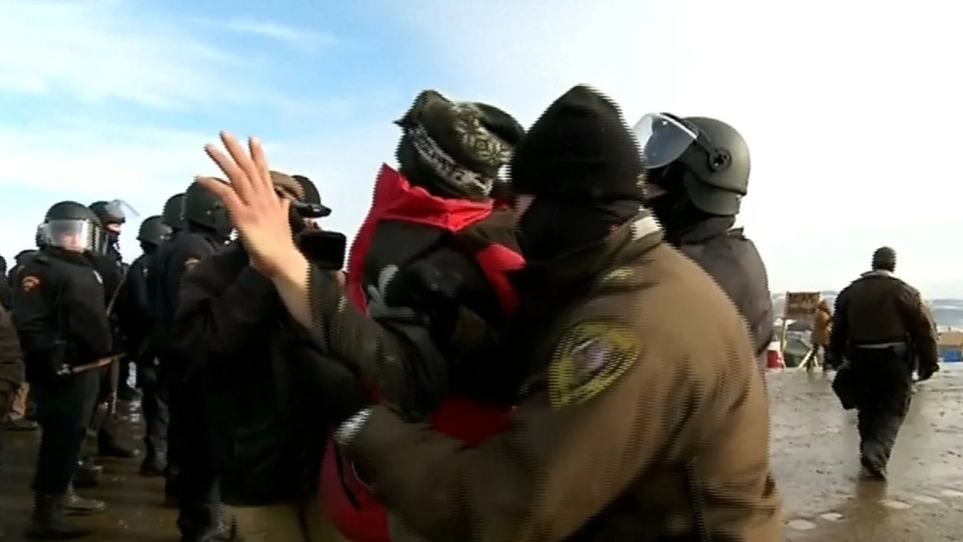 Detención de un activista que protestaba contra el oleoducto en Dakota