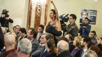 Activista de Femen irrumpiendo en un acto de Le Pen
