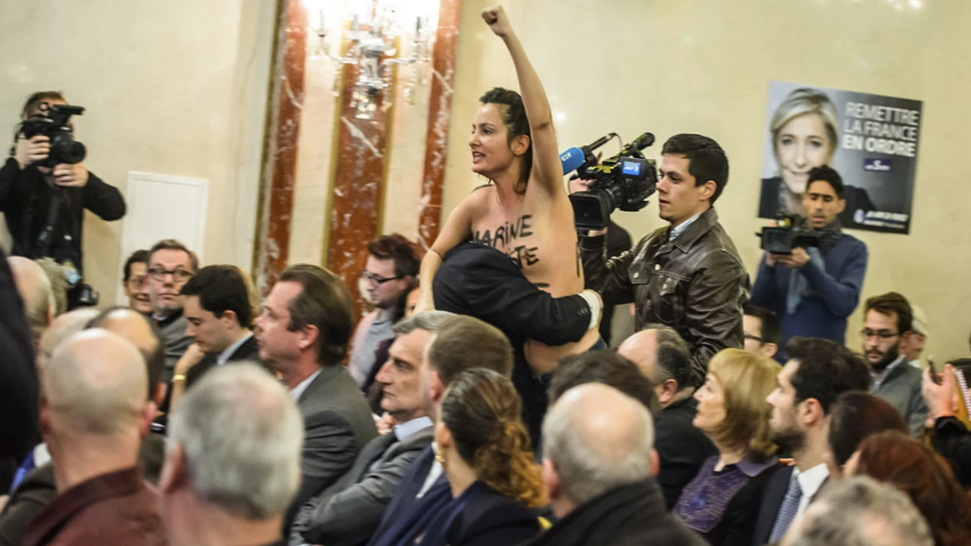 Activista de Femen irrumpiendo en un acto de Le Pen