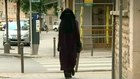 Una mujer con niqab Una mujer con niqab