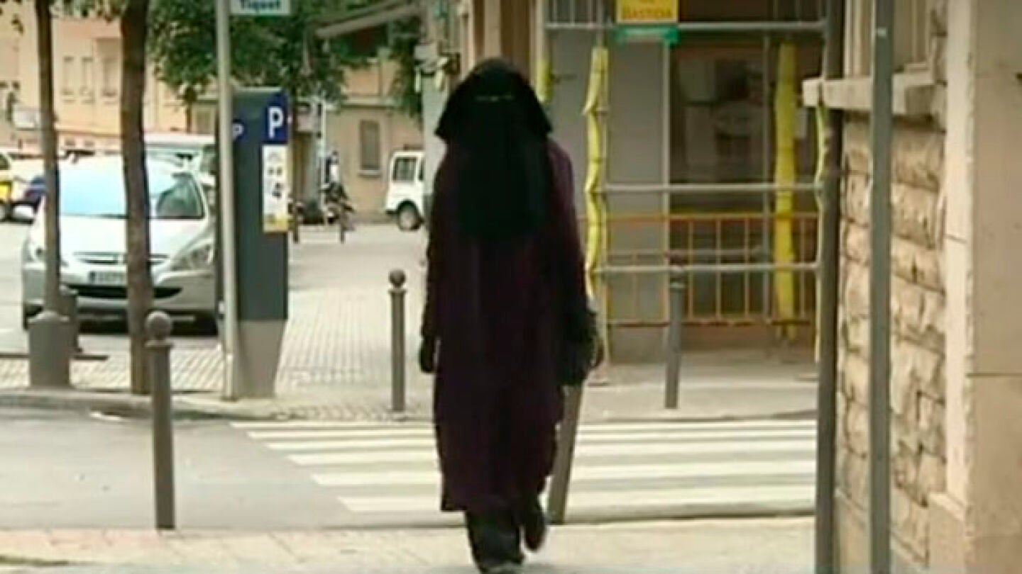 Una mujer con niqab