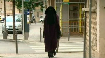 Una mujer con niqab
