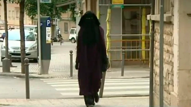 Una mujer con niqab