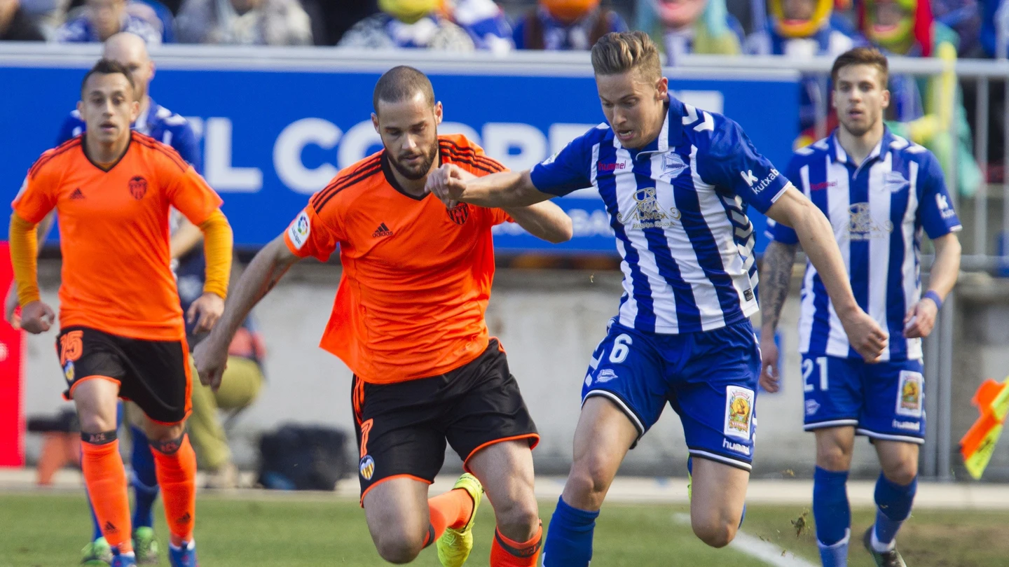 Mario Suárez y Marcos Llorente disputan la posesión del balón durante el Alavés - Valencia Mario Suárez y Marcos Llorente disputan la posesión del balón durante el Alavés - Valencia