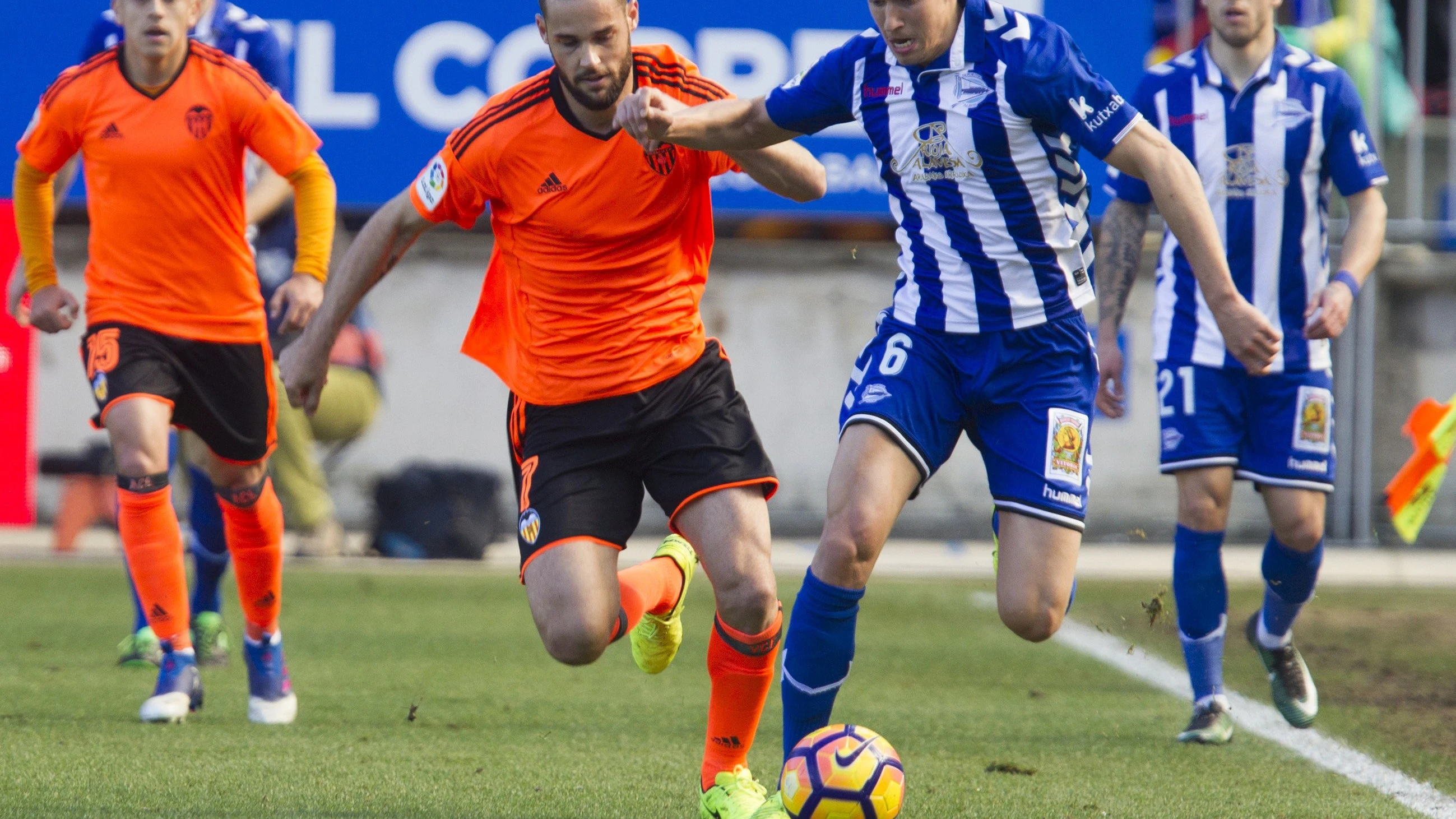 Mario Suárez y Marcos Llorente disputan la posesión del balón durante el Alavés - Valencia