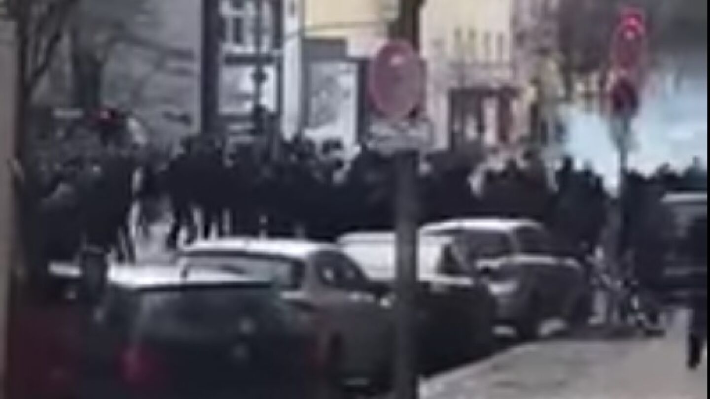 Pelea entre aficionados en Berl&iacute;n
