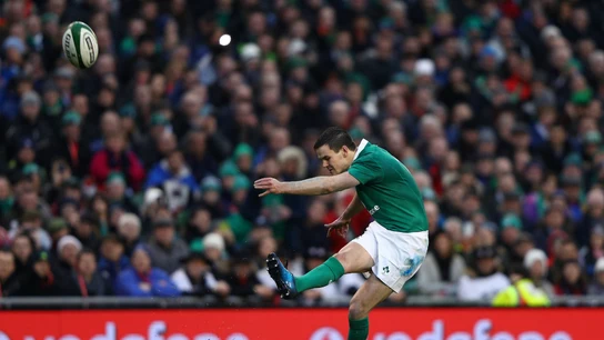 Sexton patea un balón Sexton patea un balón