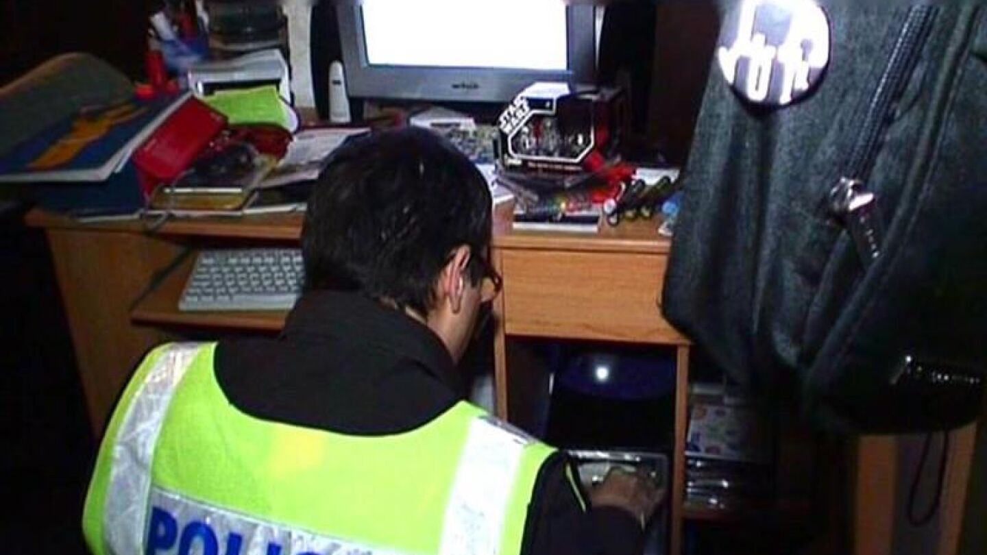 Un Mosso d'Escuadra realiza un registro dentro de la operaci&oacute;n contra la distribuci&oacute;n de pornograf&iacute;a infantil a trav&eacute;s de Internet