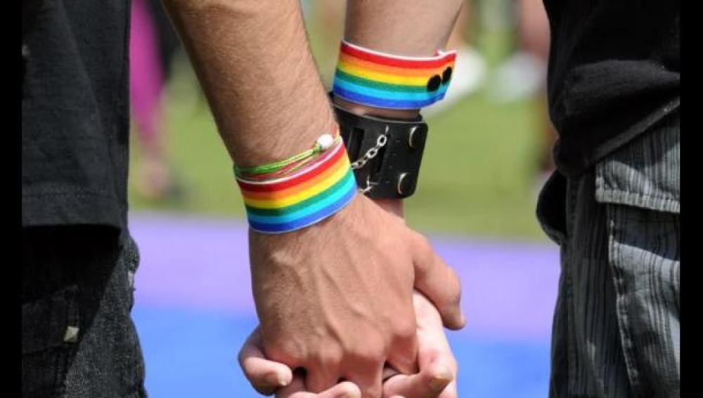 Una pareja homosexual pasea de la mano