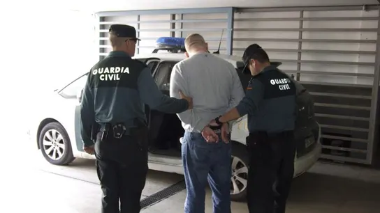 Fotografía facilitada por la Guardia Civil de la detención de un ciudadano irlandés de 32 años en el aeropuerto de Alicante. Fotografía facilitada por la Guardia Civil de la detención de un ciudadano irlandés de 32 años en el aeropuerto de Alicante.