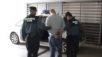 Fotografía facilitada por la Guardia Civil de la detención de un ciudadano irlandés de 32 años en el aeropuerto de Alicante.