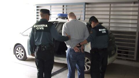 Fotograf&iacute;a facilitada por la Guardia Civil de la detenci&oacute;n de un ciudadano irland&eacute;s de 32 a&ntilde;os en el aeropuerto de Alicante.