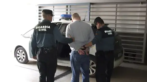 Fotografía facilitada por la Guardia Civil de la detención de un ciudadano irlandés de 32 años en el aeropuerto de Alicante. Fotografía facilitada por la Guardia Civil de la detención de un ciudadano irlandés de 32 años en el aeropuerto de Alicante.