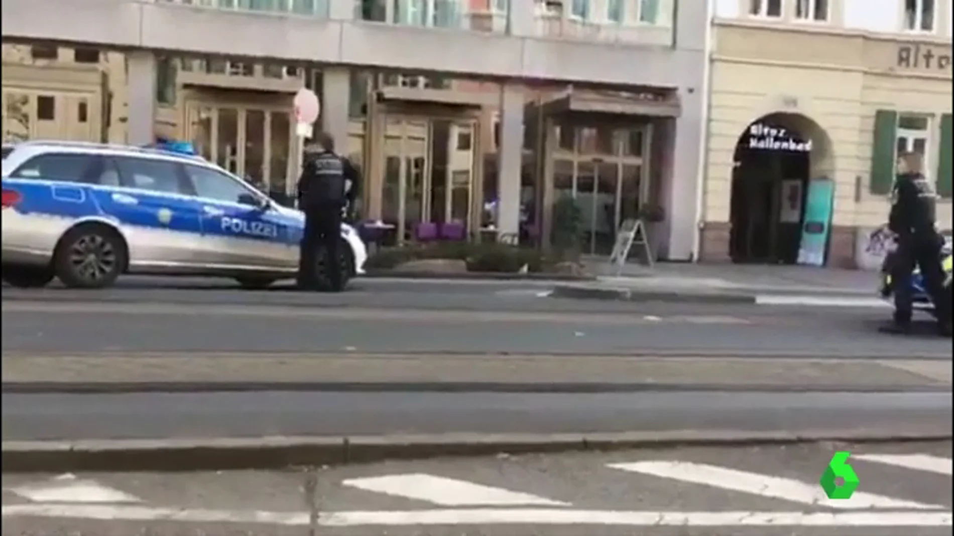 Frame 57.375611 de: La policía alemana dispara a un hombre que intentaba huir tras atropellar a varias personas en una zona peatonal de Heidelberg