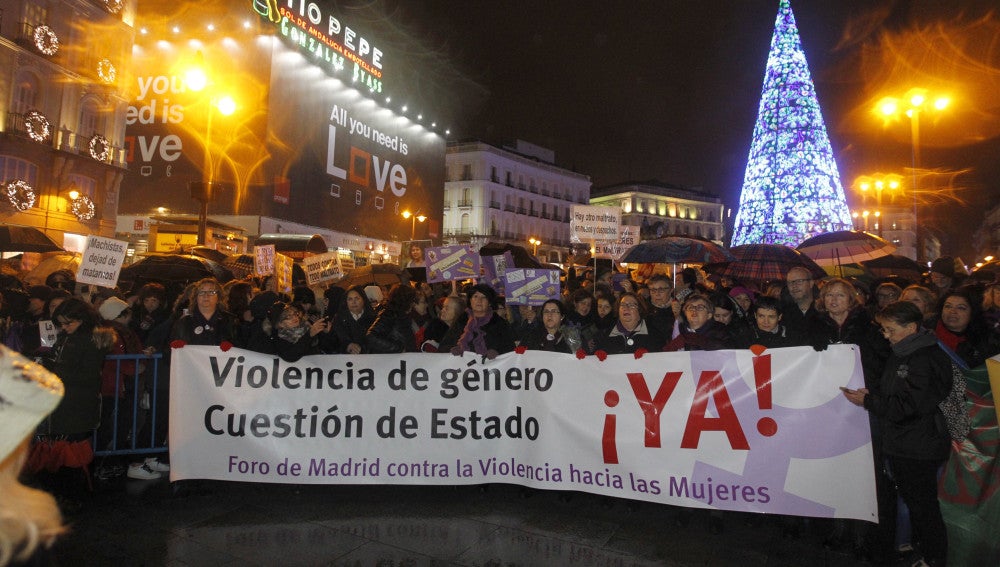 Llegada a la Puerta del Sol de una manifestación convocada por la Coordinadora Feminista Estatal en Madrid, con motivo del Día Internacional por la Eliminación de la Violencia hacia las Mujeres
