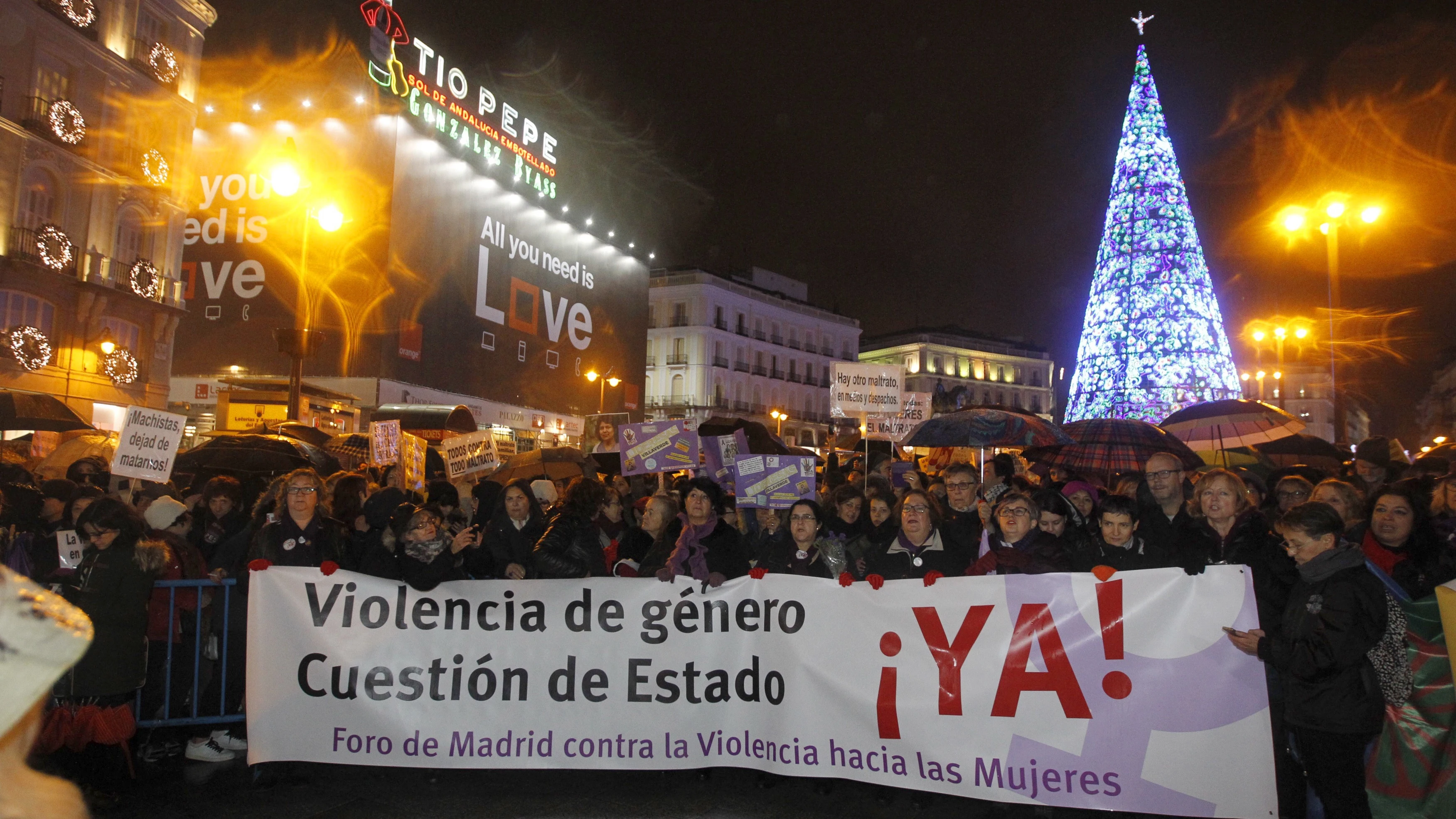 Llegada a la Puerta del Sol de una manifestación convocada por la Coordinadora Feminista Estatal en Madrid, con motivo del Día Internacional por la Eliminación de la Violencia hacia las Mujeres