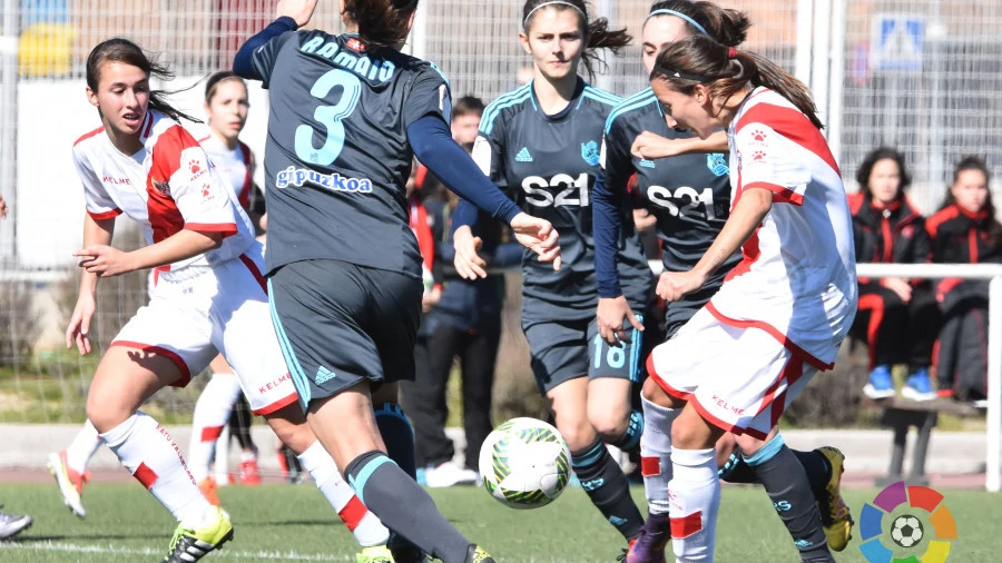 Momento del encuentro entre el Rayo Vallecano y la Real Sociedad