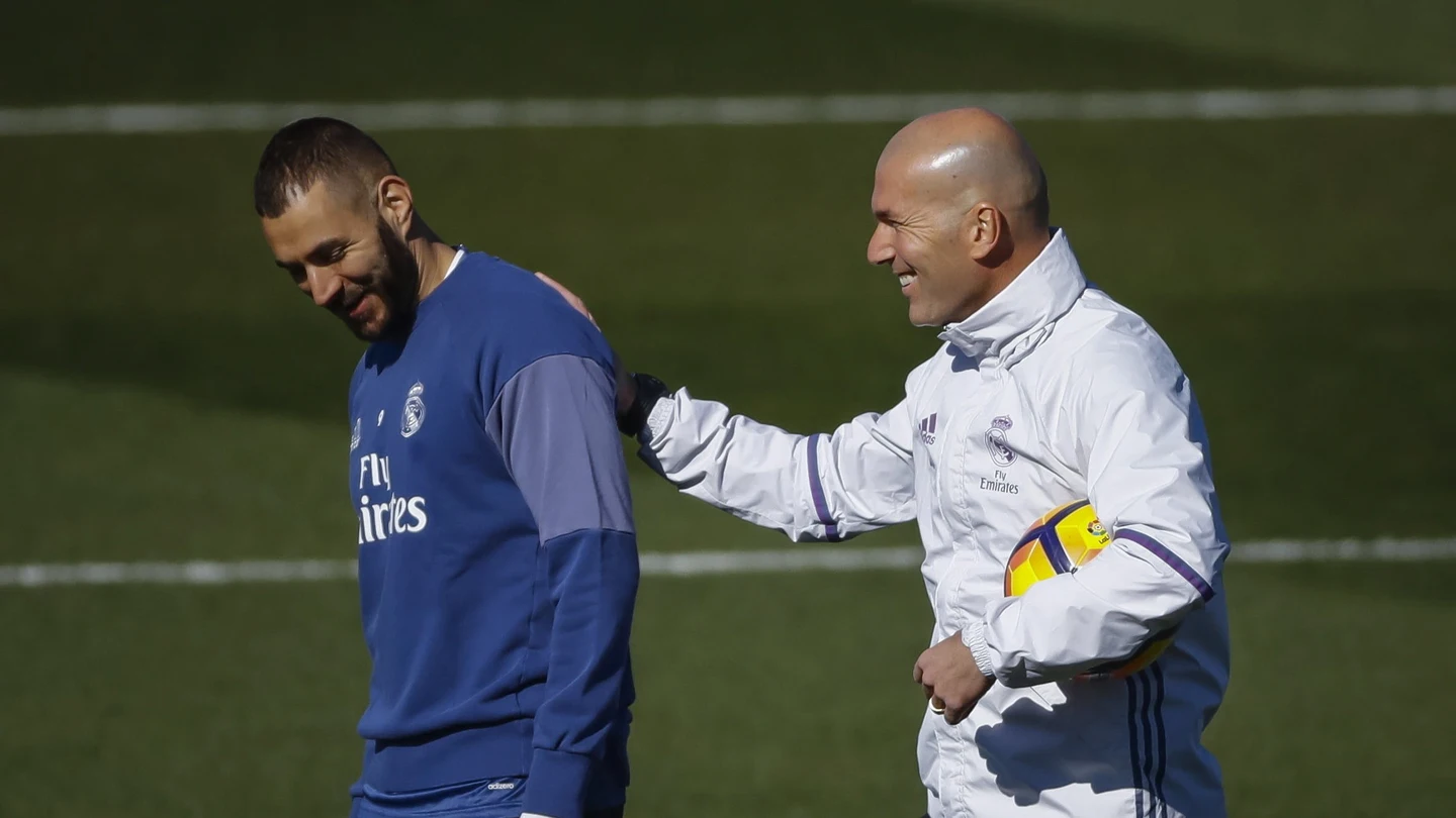 Zidane, junto a Benzema Zidane, junto a Benzema