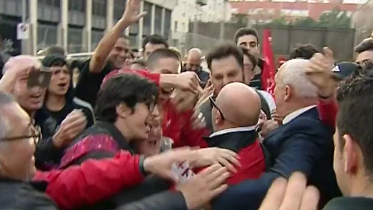 La afición del Sevilla aclama a Sampaoli La afición del Sevilla aclama a Sampaoli