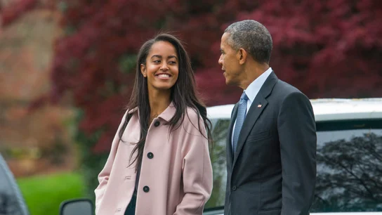 Obama junto a su hija  Obama junto a su hija