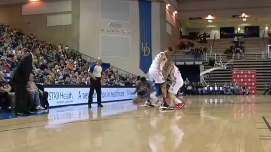 Nate Robinson, se escapa entre las piernas de un rival Nate Robinson, se escapa entre las piernas de un rival